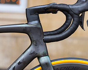 Integration von Leitungen und Zügen beim Fahrrad. Rennradlenker aus Carbon.