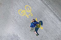 Eine Person läuft auf der Strasse