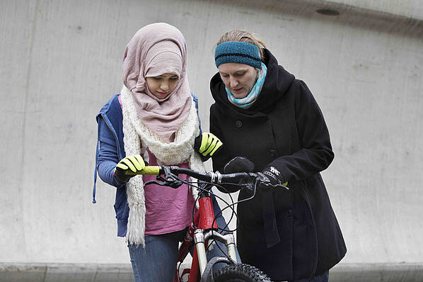 In den Kursen von Friends on Bikes lernen Erwachsene Velofahren