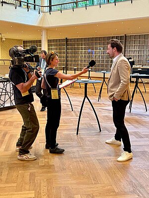 Veloforum Schweiz im Kongresshaus Zürich. Eine Journalistin interviewt Fabian Cancellara.