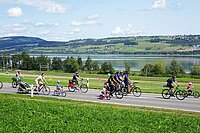 Velofahrende entlang des Sempachersees beim SlowUp