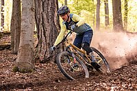Mann fährt auf Mountainbike durch den Wald