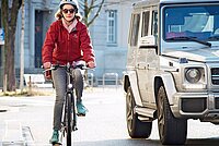 Studie der Unviersität Freiburg. Ein SUV überholt auf der Strasse eine Velofahrerin.