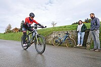 ABS für E-Bikes im Test. Eine Bikerin macht mit dem E-Bike eine Vollbremsung.