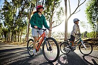 Zwei Kinder fahren auf Woom-Bikes.