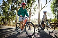 Zwei Kinder fahren auf Woom-Bikes.