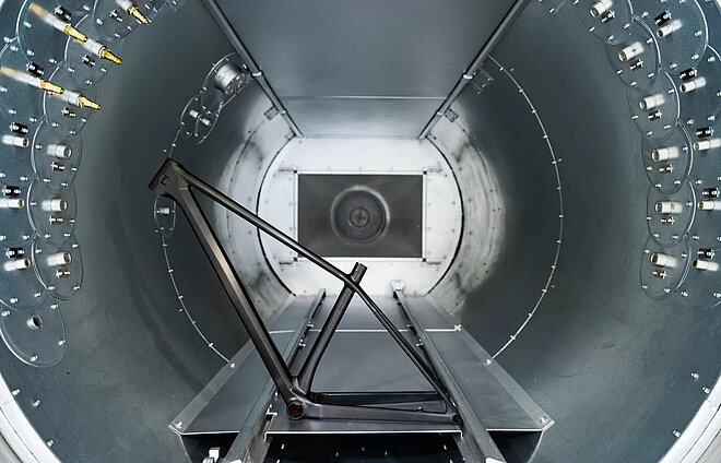 Ein Fahrradrahmen steht in einem Brennofen, der das Carbon aushärtet.