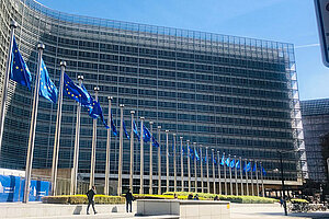 China E-Bike Antidumping Strafzölle. Gebäude der EU Kommission mit EU-Flaggen.