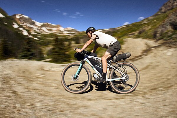 Gravelbiker auf Schotterpiste