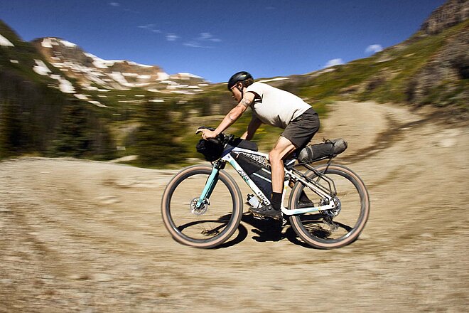 Gravelbiker auf Schotterpiste