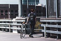 Ein Mann schiebt sein Fahrrad