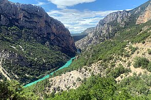 Ein Canyon, in dem tief unten ein Fluss fliesst