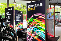 Tour de Suisse weitet Shoroom-Konzept aus. Fahrräder stehen in einem Schaufesnster.