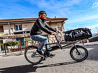 Mann auf Lastenvelo