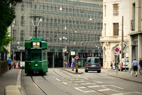 Grünes Tram in Basel.