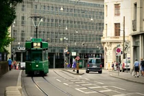 Grünes Tram in Basel.