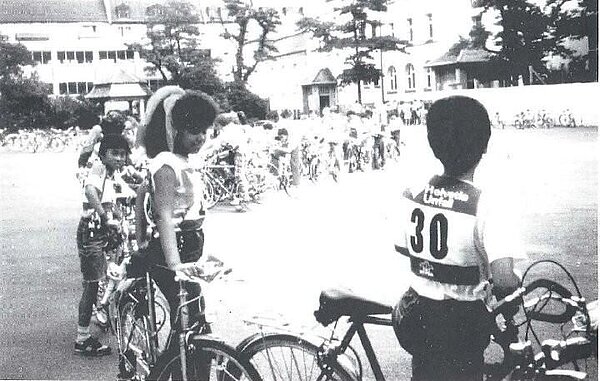 Ein historisches Bild von einer Veloprüfung vor der Jahrtausendwende.