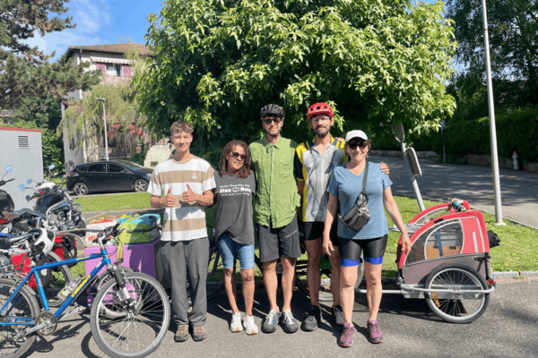 Menschen mit einem Veloanhänger.