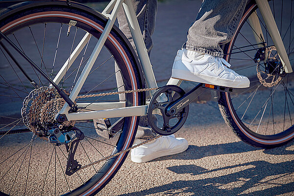 Eine Person fährt mit einem Fahrrad.