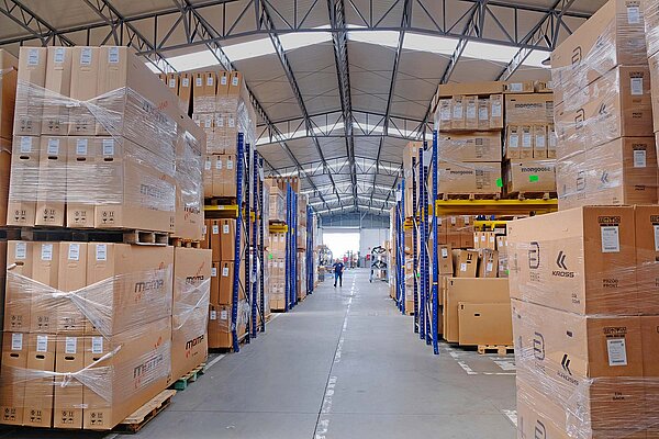 Karton in einer Lagerhalle.