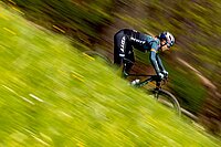 Eine Frau fährt auf einem Mountainbike einen Hang hinunter