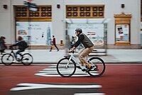 Ein Mann fährt auf einem E-Bike durch die Stadt. Scott Silence eRide.