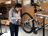 Quereinsteigerin in der Velo-Werkstatt.