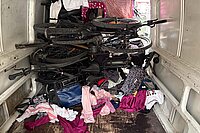 Fahrräder liegen auf der Ladefläche eines Lieferwagens.