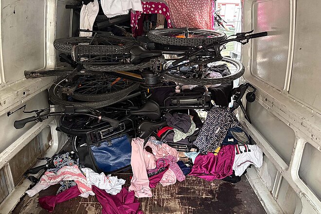 Fahrräder liegen auf der Ladefläche eines Lieferwagens.