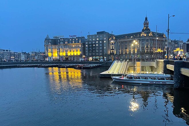 Unterwasser-Veloparkhaus in Amsterdam. Gracht vor dem Bahnhof Centraal Station in Amsterdam.