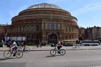 Velofahrer vor der Royal Albert Hall in London