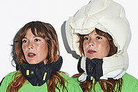 Frau mit grünem Pulli trägt den Air-Bag-Velohelm von Hövding