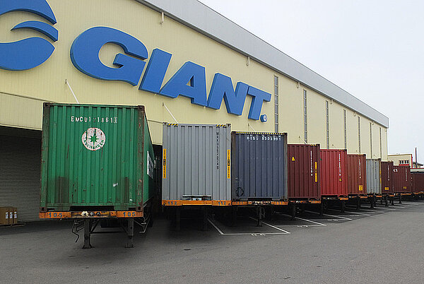 Schiffscontainer vor Werkhalle