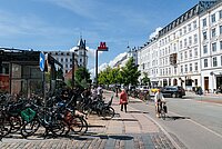 Metrostation in Kopenhagen, vor der viele Fahrräder auf dem Trottoir stehen.