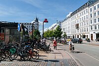 Metrostation in Kopenhagen, vor der viele Fahrräder auf dem Trottoir stehen.