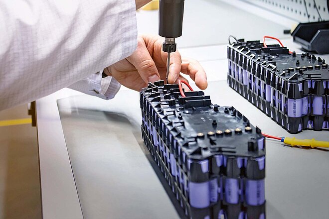 Alternative zum Neukauf von E-Bike Akkus. Akkuzellen in einer Batterie.