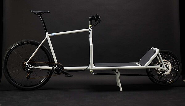 Hara Cargobike Nachhaltigkeit Deutschland. Longjohn-Lastenrad vor schwarzem Hintergrund.