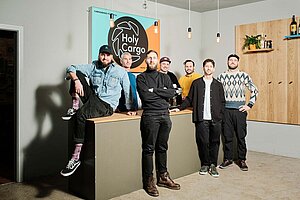 Männer blicken in die Kamera