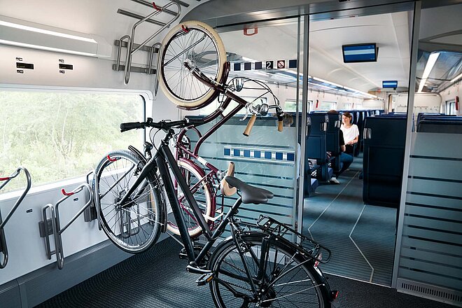 So viel Platz wie in diesem ICE 4 der Deutschen Bahn gibt es leider selten. Fahrradabteil ICE 4 Deutsche Bahn.