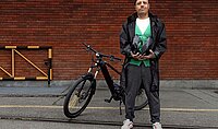 Fawzy posiert vor seinem E-Bike.