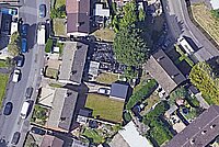 Ein Sattelitenbild von Google Maps das einen Haufen von gestohlenen Velos im Garten eines Hauses zeigt.