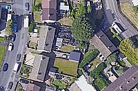 Ein Sattelitenbild von Google Maps das einen Haufen von gestohlenen Velos im Garten eines Hauses zeigt.