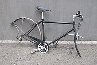 Wie muss man vorgehen, wenn man ein herrenloses Velo findet? Ein Fahrrad steht ohne Räder auf der Strasse.
