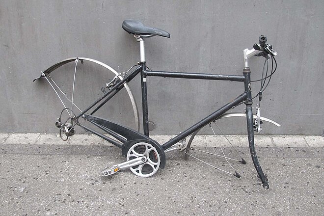 Wie muss man vorgehen, wenn man ein herrenloses Velo findet? Ein Fahrrad steht ohne Räder auf der Strasse.