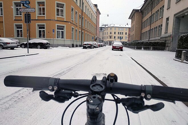 Der erste Schnee des Winters: Kein Grund, das Velo stehen zu lassen. 
