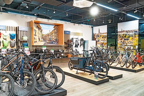 M-Way Bernexpo neu mit E-Bike Miete. Ladenfläche, in der E-Bikes und Lastenräder stehen.