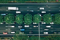 Strasse mit vielen Fahrspuren für Autos.