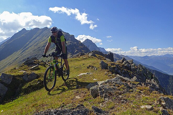 Biker auf Bergkamm