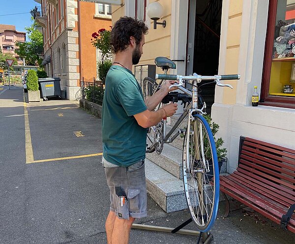 Velo auf Velostativ vor gelbem Haus