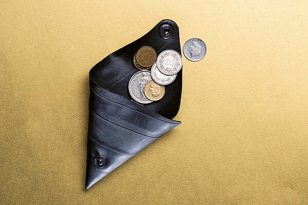 Dreieckiger Geldbeutel aus Veloschlauch auf goldenem Untergrund